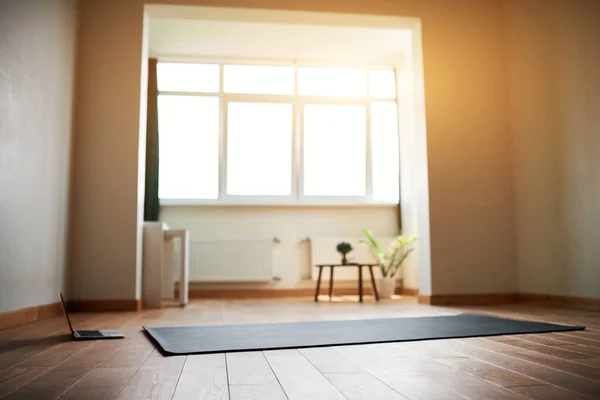 Salle Yoga Avec Grande Fenêtre Lumineuse Dans Appartement Moderne Tapis — Photo