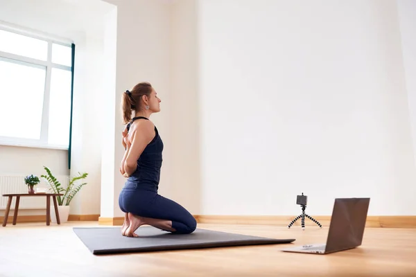 Femme Faisant Yoga Ligne Ordinateur Caméra Dans Son Salon Style — Photo