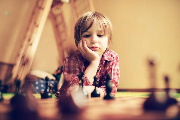 Nette Vorschulkinder Spielen Hause Schach Lustiges Gesicht Selektiver Fokus — Stockfoto