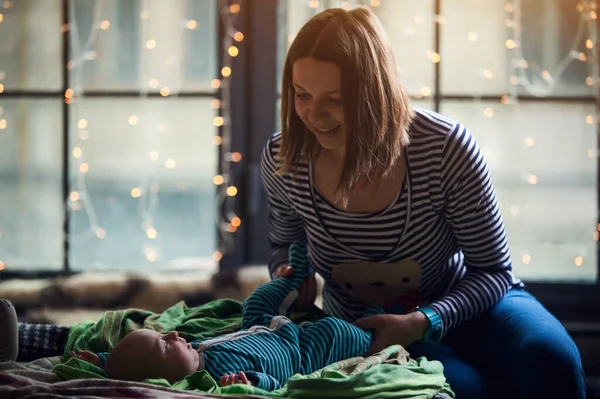 Moeder Met Een Maanden Oude Baby Zittend Een Bed Thuis — Stockfoto