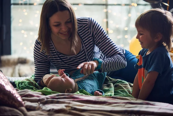 Moeder Met Twee Zonen Zittend Een Bed Thuis — Stockfoto