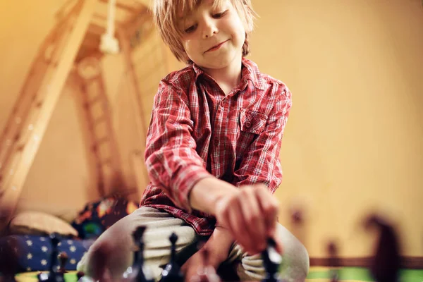 Leuke Kleuter Speelt Thuis Schaak Grappig Gezicht Selectieve Focus — Stockfoto