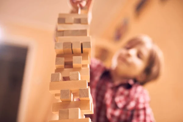 Νηπιαγωγείο Αγόρι Παίζει Ένα Επιτραπέζιο Παιχνίδι Ξύλινα Μπλοκ Στο Σπίτι — Φωτογραφία Αρχείου
