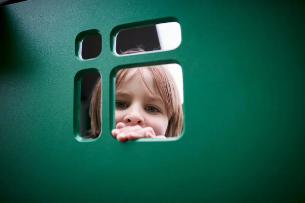 Außenporträt Des Niedlichen Vorschulkindes Beim Klettern Auf Dem Spielplatz — Stockfoto