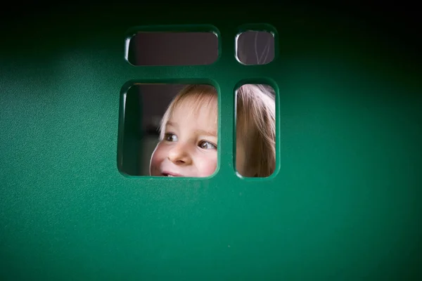 Glückliches Jähriges Kleinkind Spielt Auf Dem Spielplatz — Stockfoto