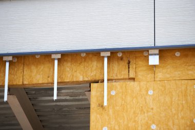 Ofis inşaatı devam ediyor. Duvarların yüzleri ve yalıtımı.