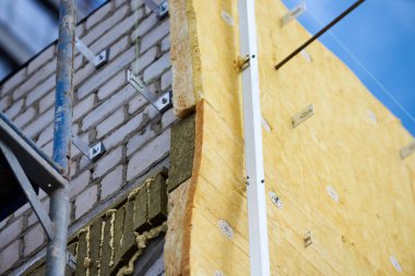 Ofis inşaatı devam ediyor. Duvarların yüzleri ve yalıtımı.