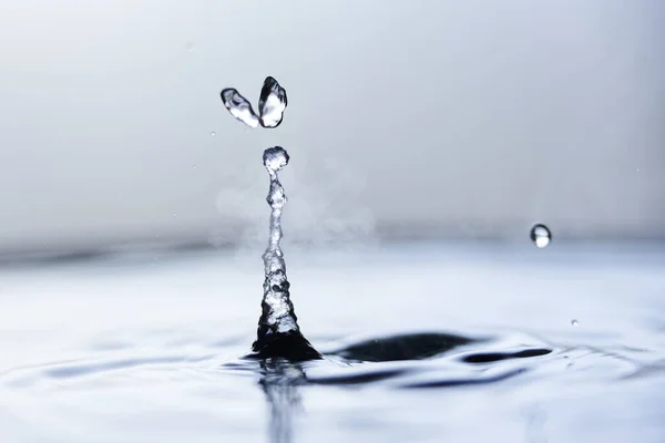 Всплеск Кипящей Воды Паром Синем Фоне — стоковое фото