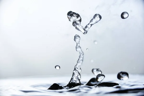 Всплеск Кипящей Воды Паром Синем Фоне — стоковое фото