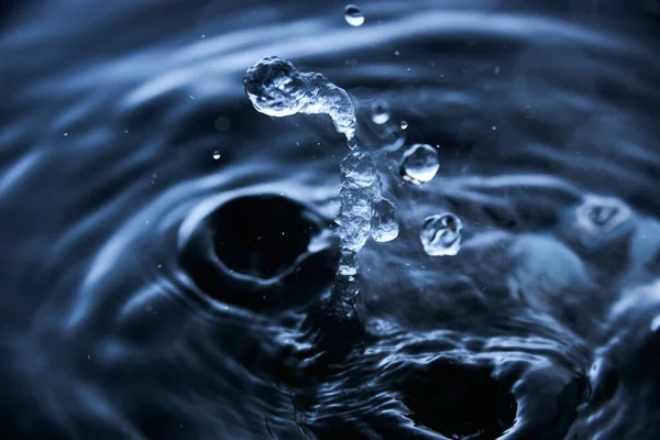 Salpicos Água Fervente Com Vapor Fundo Azul Escuro Close — Fotografia de Stock