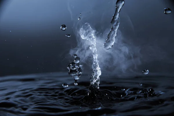 Siedendes Wasser Spritzt Mit Dampf Auf Dunkelblauem Hintergrund Nahaufnahme — Stockfoto