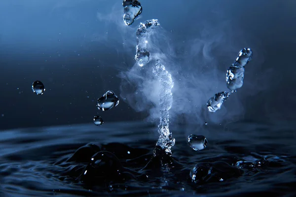 濃い青の背景に蒸気で水のスプラッシュを沸かすクローズアップ — ストック写真