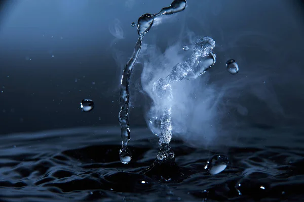 Salpicadura Agua Hirviendo Con Vapor Sobre Fondo Azul Oscuro — Foto de Stock