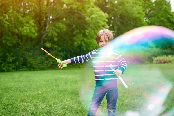 Draußen Porträt Des Niedlichen Vorschuljungen Der Seifenblasen Auf Dem Grünen — Stockfoto