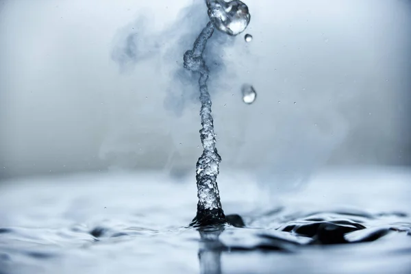 Βραστό Νερό Βουτιά Ατμό Μπλε Φόντο Closeup — Φωτογραφία Αρχείου