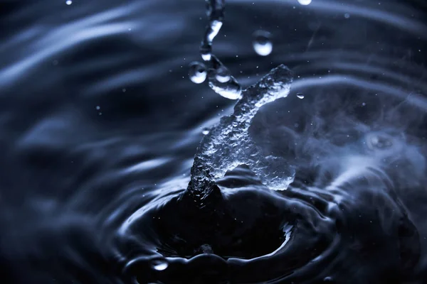 Salpicadura Agua Hirviendo Con Vapor Sobre Fondo Azul Oscuro — Foto de Stock