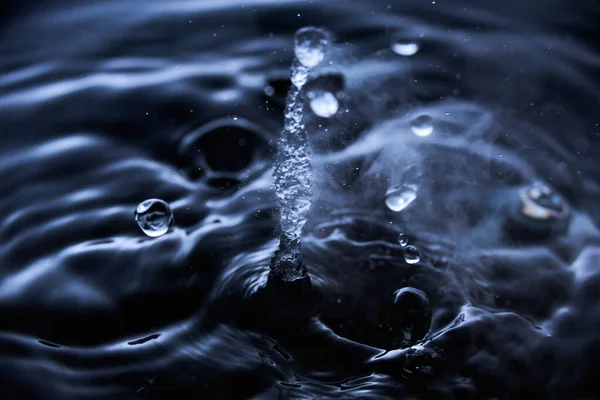 Boiling Water Splash Steam Dark Blue Background Closeup — Stock Photo, Image