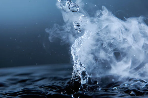 Salpicadura Agua Hirviendo Con Vapor Sobre Fondo Azul Oscuro — Foto de Stock