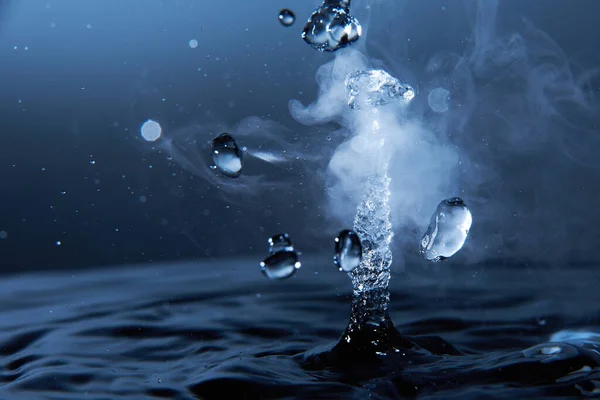 Βραστό Νερό Βουτιά Ατμό Σκούρο Μπλε Φόντο Closeup — Φωτογραφία Αρχείου