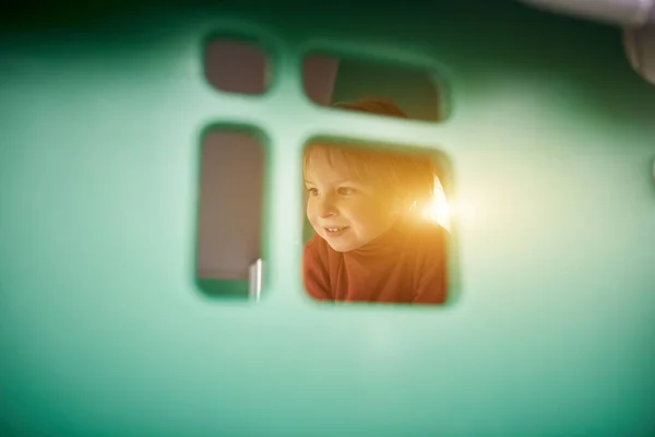 Glückliches Jähriges Kleinkind Spielt Auf Dem Spielplatz — Stockfoto
