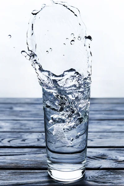 Вода Яку Потрібно Випити Вливається Склянку Синьому Фоні Студійного Дробу — стокове фото
