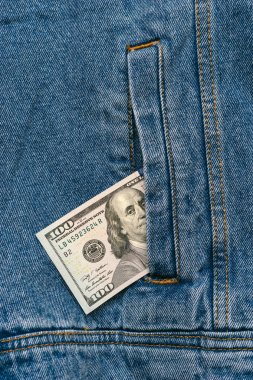 Banknot para yüz dolar bir kot pantolon cebinde