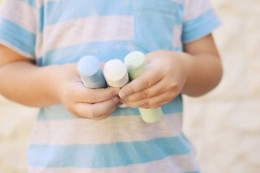 renkli tebeşir çocukla boyalar 