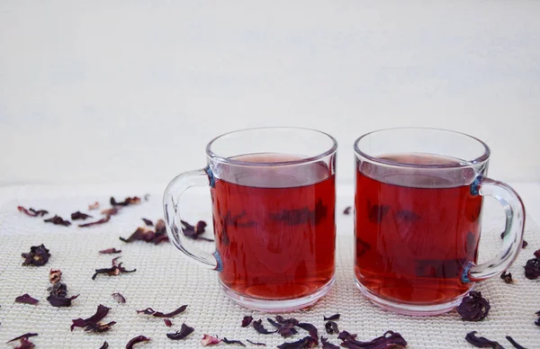 Hibiscus čaj ve skleněné hrnky — Stock fotografie
