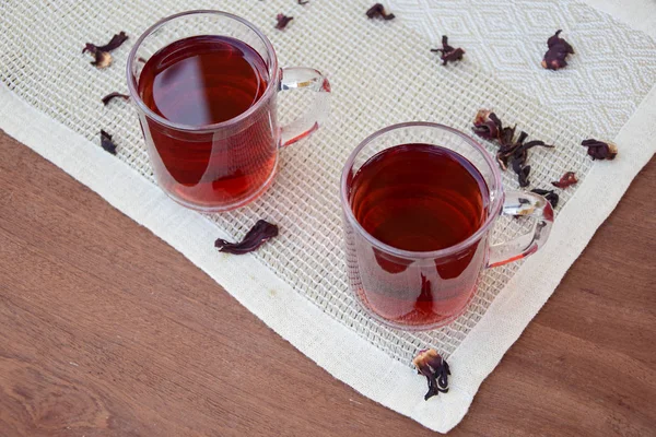 Chá de hibisco em canecas de vidro — Fotografia de Stock