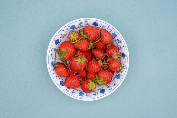 Schale Mit Erdbeeren Draufsicht Vorhanden Frische Reife Erdbeeren — Stockfoto