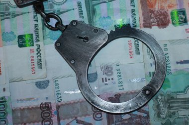 Çelik kelepçeleri Rus para bir yığın yalan