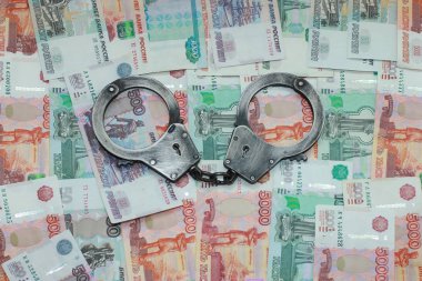 Suç ve para. Kelepçe yalan üzerine beş bin ruble