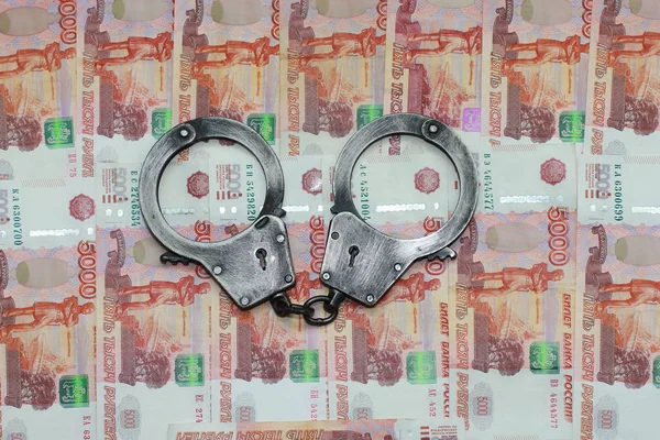 Handcuffs lie on Russian five-thousandth notes — Stock Photo, Image