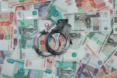 Çelik kelepçeleri Rus parası zemine karşı yalan