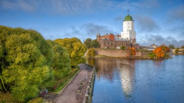 Vyborg. - Rusya. Adadaki kale. Altın sonbahar.