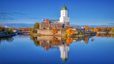 Vyborg. - Rusya. Adadaki kale. Altın sonbahar.