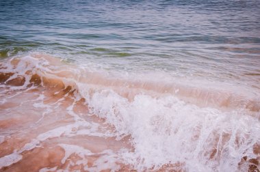 Güzel plajlar ve dalgalar. Dalgalar deniz ve parlak hava. Denizin kabarcıkları ile dalgalarda.