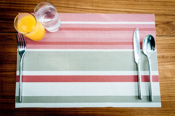 テーブルの設定と木製のテーブルにオレンジ ジュース — ストック写真