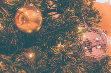 Noel ağacı yakın çekim dekorasyon. Dekorasyon ampul, yeşil çam ağacı, altın x-mas oyuncak ve ışıklar. Noel ve yeni yıl kutlama arka plan için kullanın