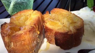 Tatlı ekmek üstüne bal.