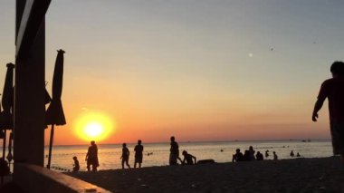Aşıklar el ele günbatımında plaja yürüyerek. Körfezde tatlı çift selfie. Çocuklar gün batımında sahilde oynarken.