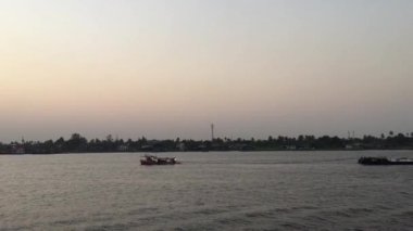 Tekneler kargo gemisi yavaş yavaş dalgalar ile akşam dolu Nehri, tug. Kargo gemisi ve mavna Nehri üzerinde yelken.