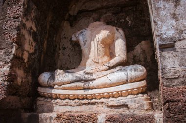Günümüze bir miras olan antik Buddha'nın heykeli. Antik mimari görünüyor ve değerleri. Sıva mimarisi. Buda Sıva Boyama.
