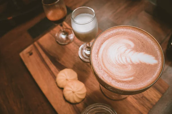 Filiżankę Kawy Jest Umieszczone Drewnianych Bańki Wypełnione Sztuki Cappuccino Masz — Zdjęcie stockowe
