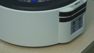 santrifüj tüpleri sıvı bir laboratuvar testinde döndürme.