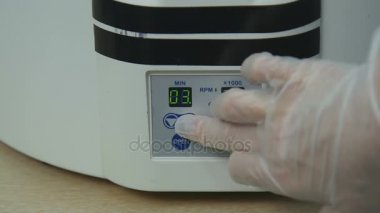 santrifüj tüpleri sıvı bir laboratuvar testinde döndürme.