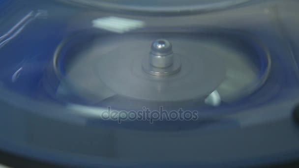 Una centrifugadora gira viales de líquido en una prueba de laboratorio . — Vídeo de stock