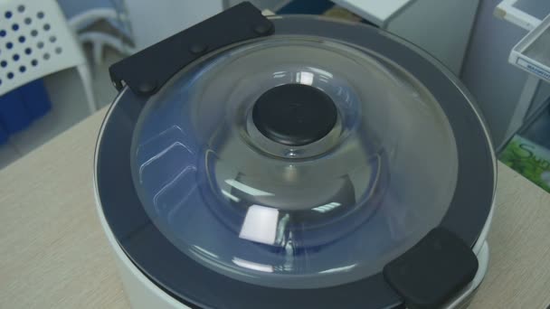 Una centrifugadora gira viales de líquido en una prueba de laboratorio . — Vídeos de Stock