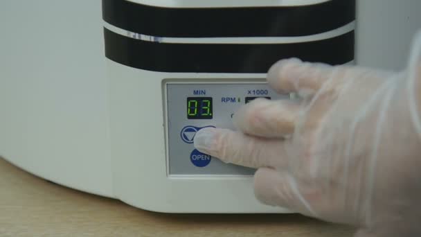 В лабораторных испытаниях центрифуга вращает флаконы с жидкостью . — стоковое видео