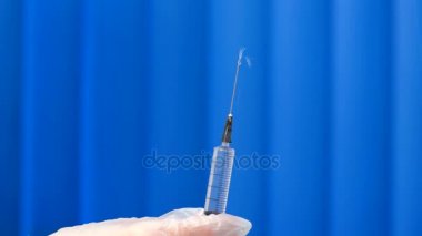 Kadın bir tıbbi görevli bir şırınga doldurma